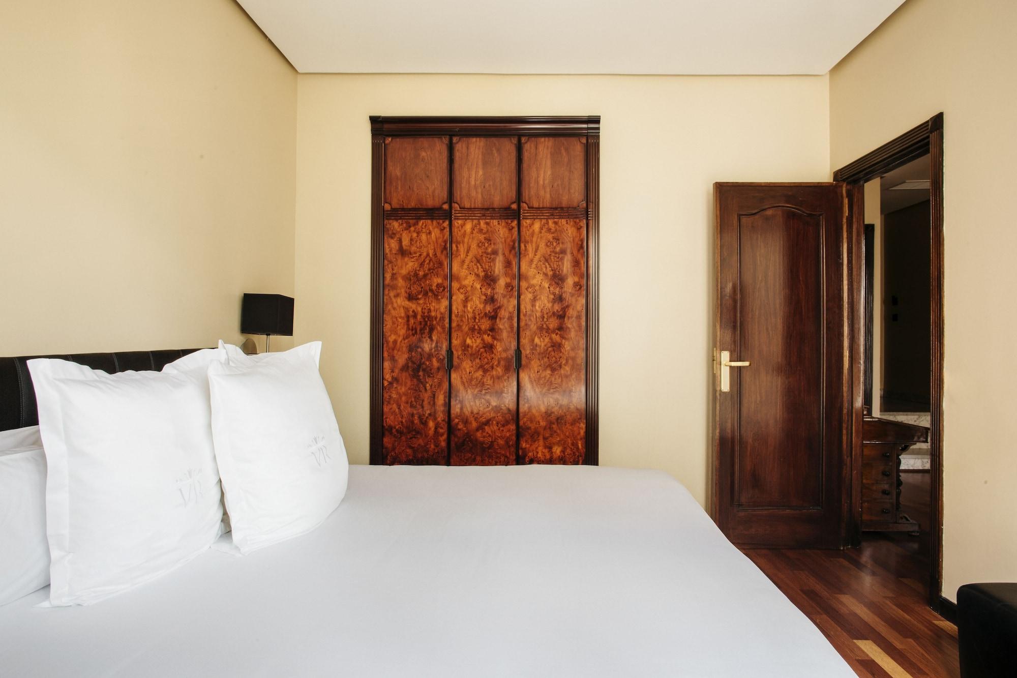 Hotel Villa Real, A Member Of Preferred Hotels & Resorts Madrid Exterior photo A bedroom at the hotel