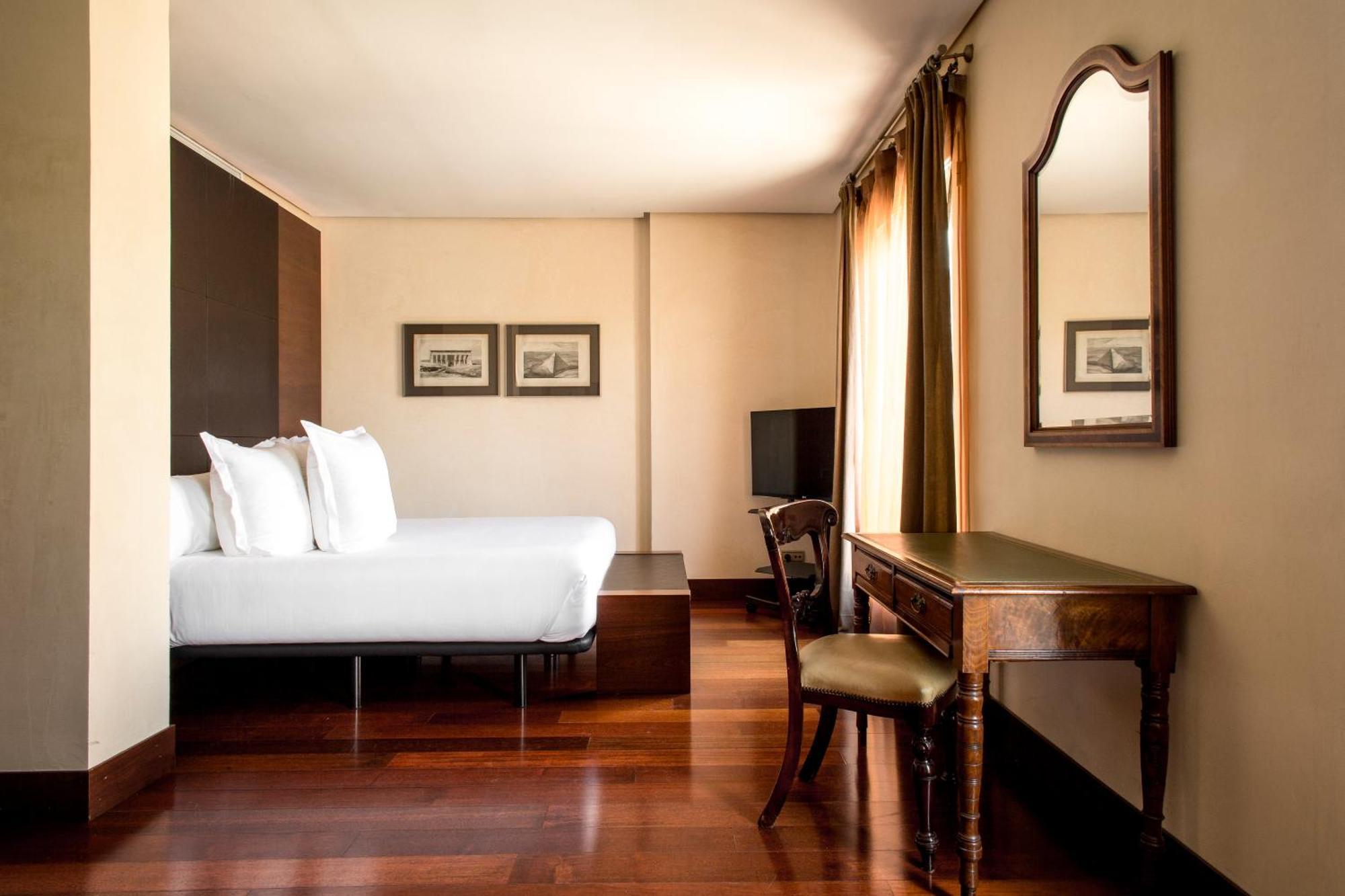 Hotel Villa Real, A Member Of Preferred Hotels & Resorts Madrid Exterior photo A room at the hotel