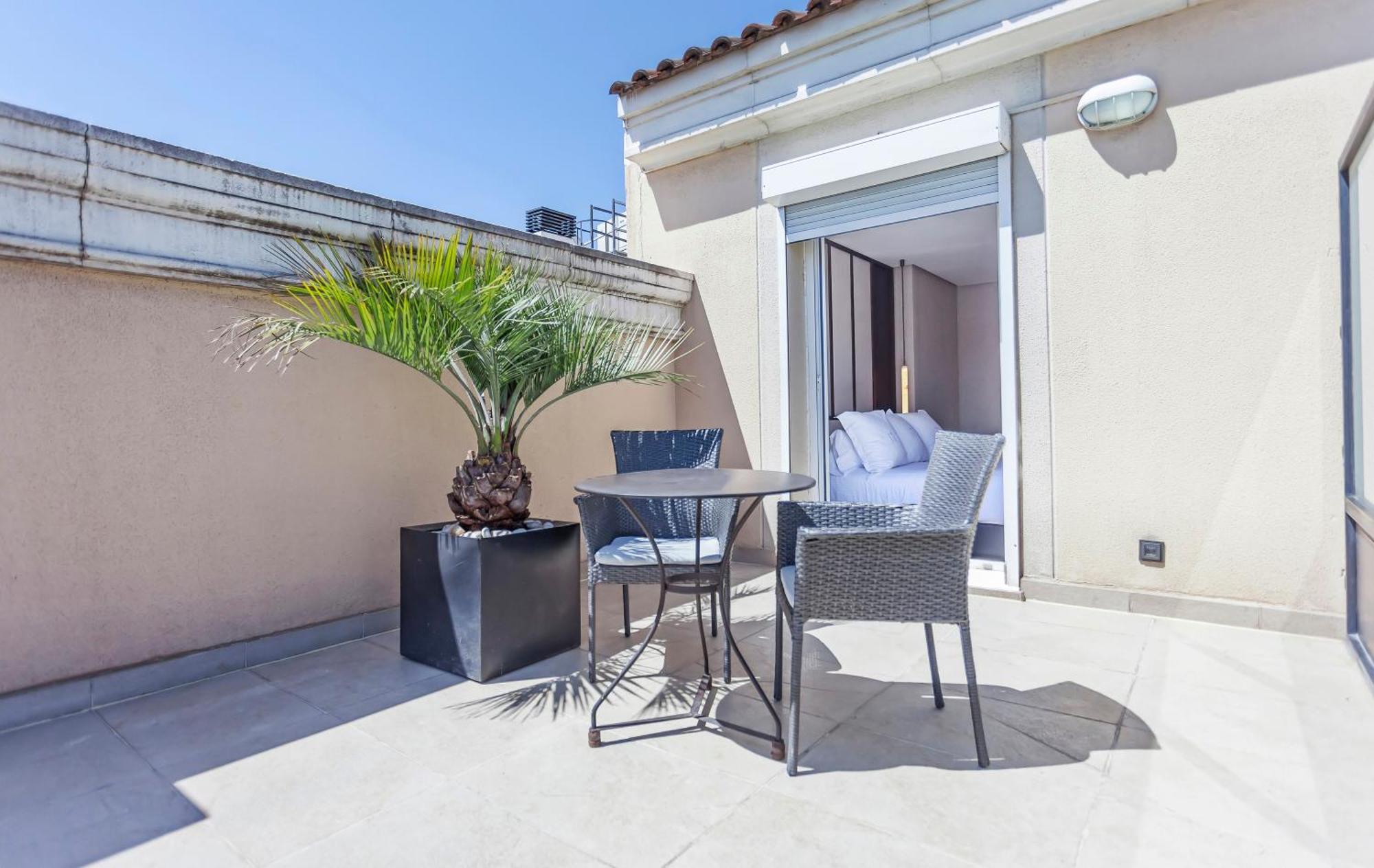 Hotel Villa Real, A Member Of Preferred Hotels & Resorts Madrid Exterior photo A terrace in Madrid, Spain