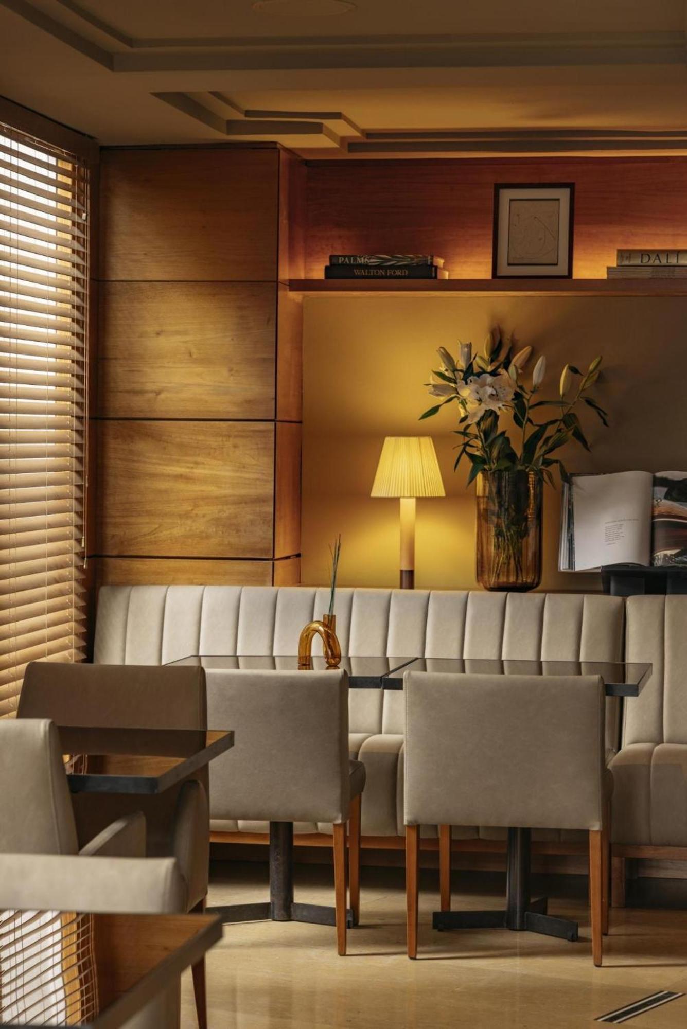 Hotel Villa Real, A Member Of Preferred Hotels & Resorts Madrid Exterior photo A table lamp