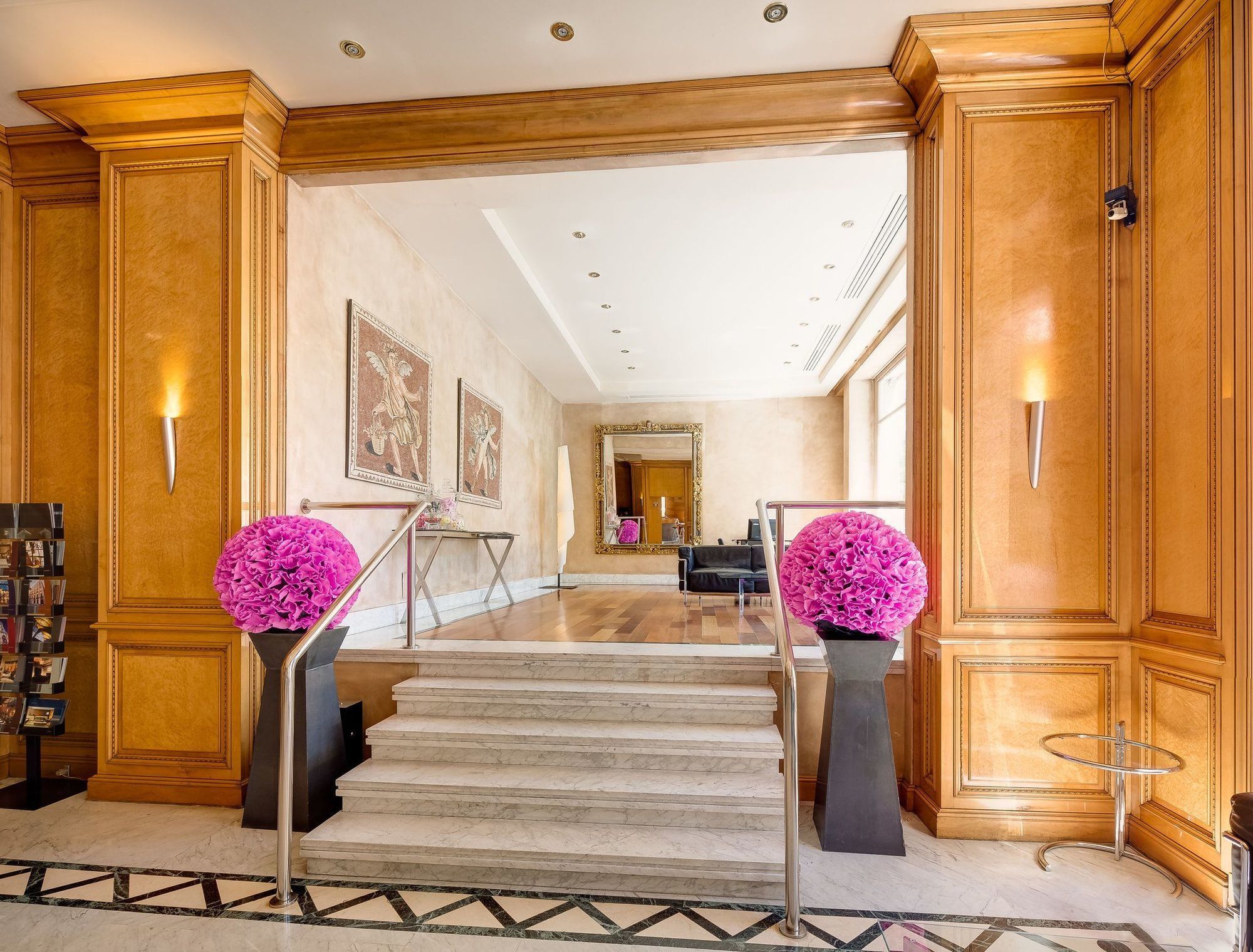 Hotel Villa Real, A Member Of Preferred Hotels & Resorts Madrid Exterior photo The lobby of the hotel