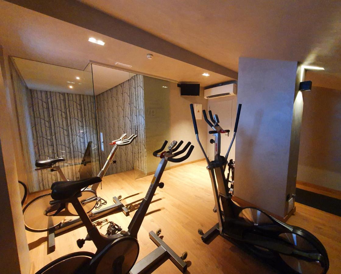 Hotel Villa Real, A Member Of Preferred Hotels & Resorts Madrid Exterior photo A gym in a hotel